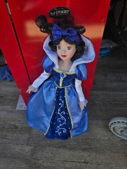 Disney Snow white Doll porcelain