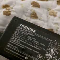 Toshiba 15V Laptop Charger 