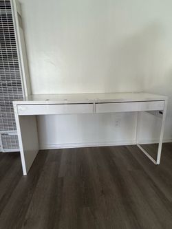 White desk with two drawers