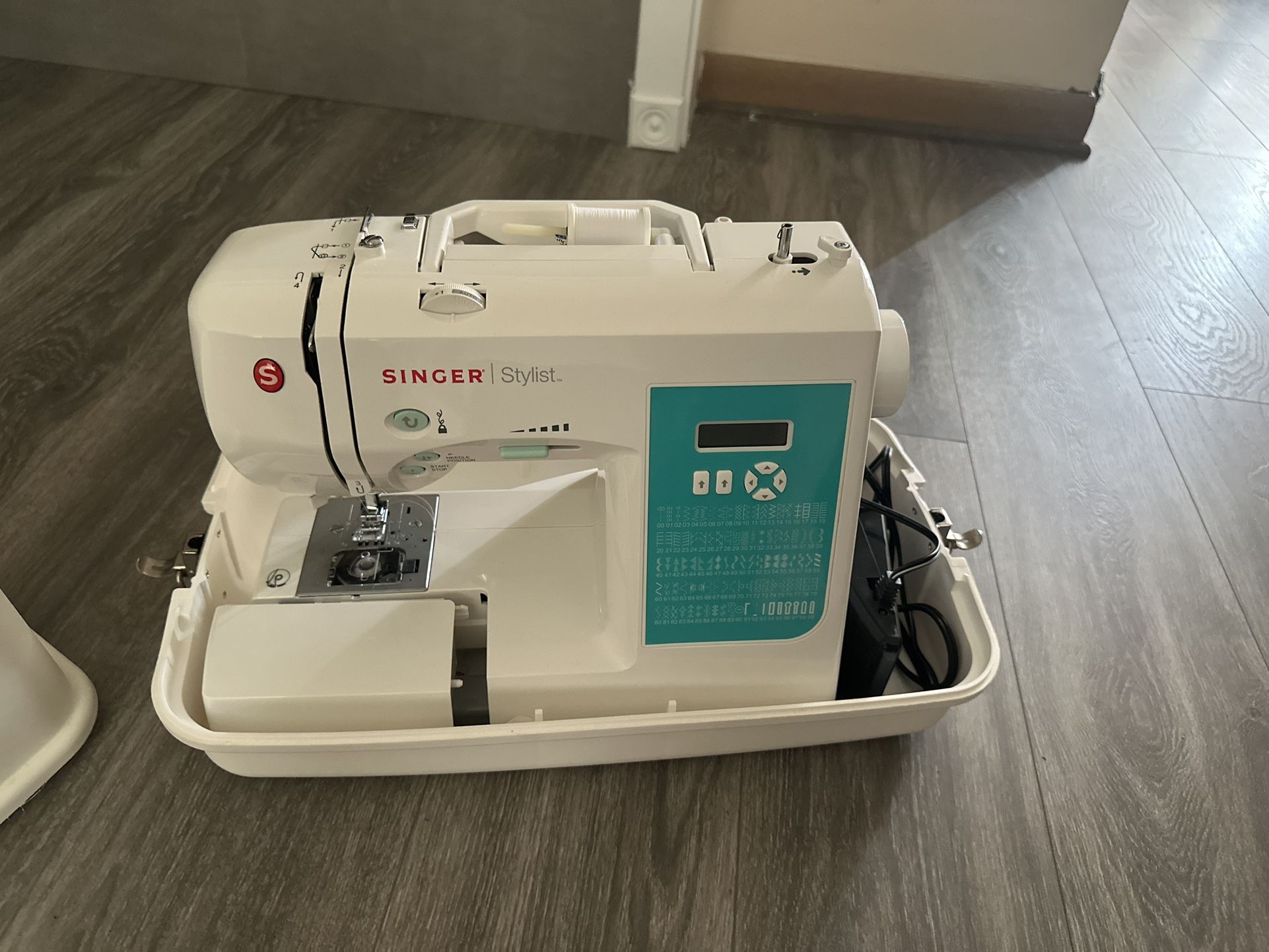 SINGER Sewing Co https://offerup.com/redirect/?o=NzI1OC5jbA== Stylist 7258 Electric Machine 7258CL
