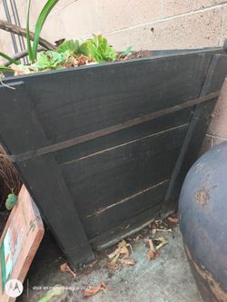 2 large wooden pots