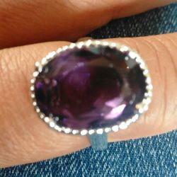 Stunning Ladies Purple Amethyst Gem's Ring, size 8.