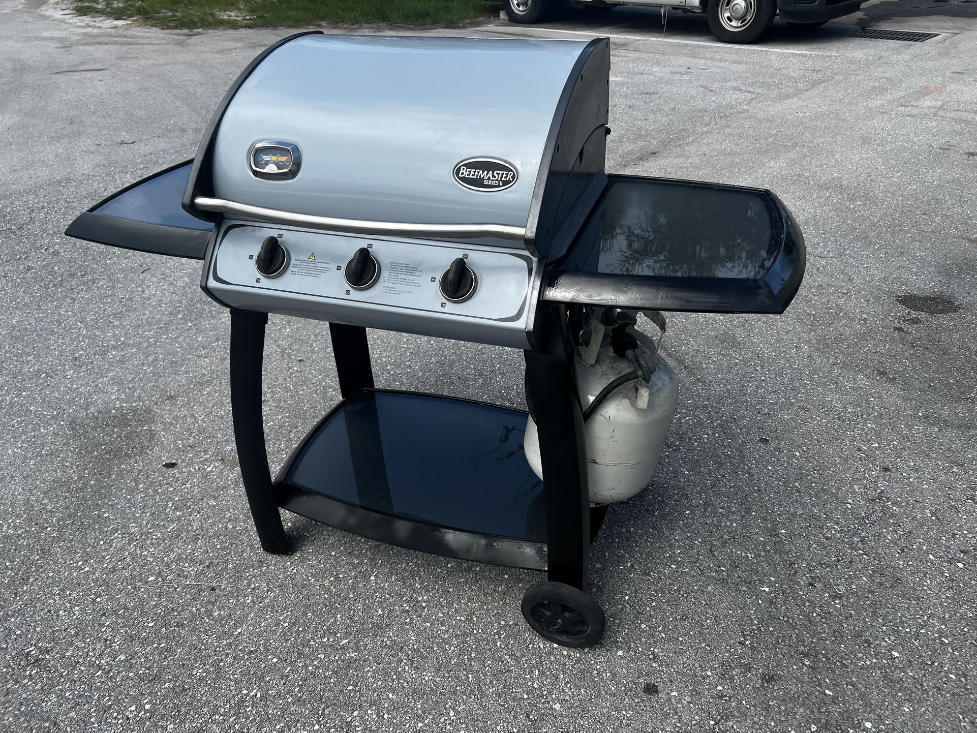 Delivery Available! Beefmaster Gourmet Professional Grill Propane BBQ! Excellent Condition! Includes Cover. Does not include propane tank.