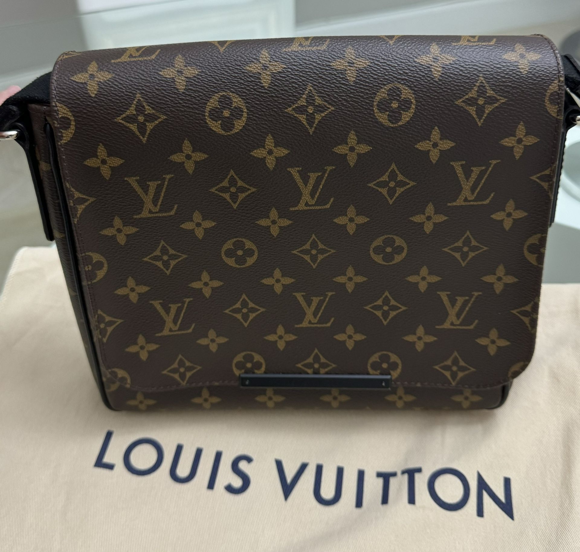 LOUIS VUITTON MESSENGER 