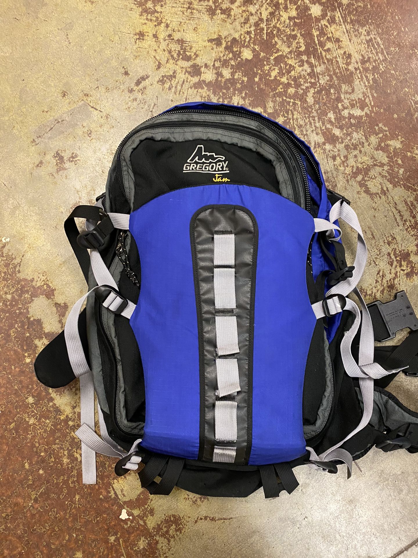 cheap jansport backpacks Right Pack Backpack product-url_https://click.linksynergy.com/deeplink?id=VQuZME68Gx4&mid=45892&murl=https://www.coachoutlet.com/products/court-backpack-in-signature-canvas/5671-SVTSQ.html City Backpack - Ivy Talla:XS Go big with the