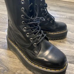 DR MARTENS SIZE 7