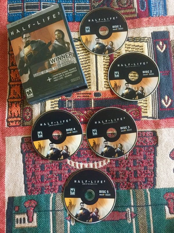 PC GAMING * Half - Life 5 discs in case