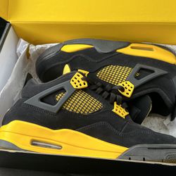 Air Jordan 4 Thunder