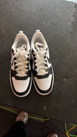 Nike black and white size 7y