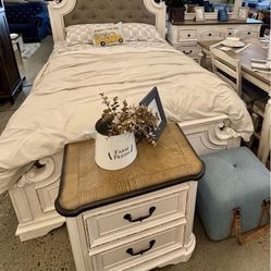 Beautiful 4 Pc Queen Bedroom Set 