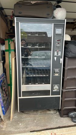 Snack vending machine