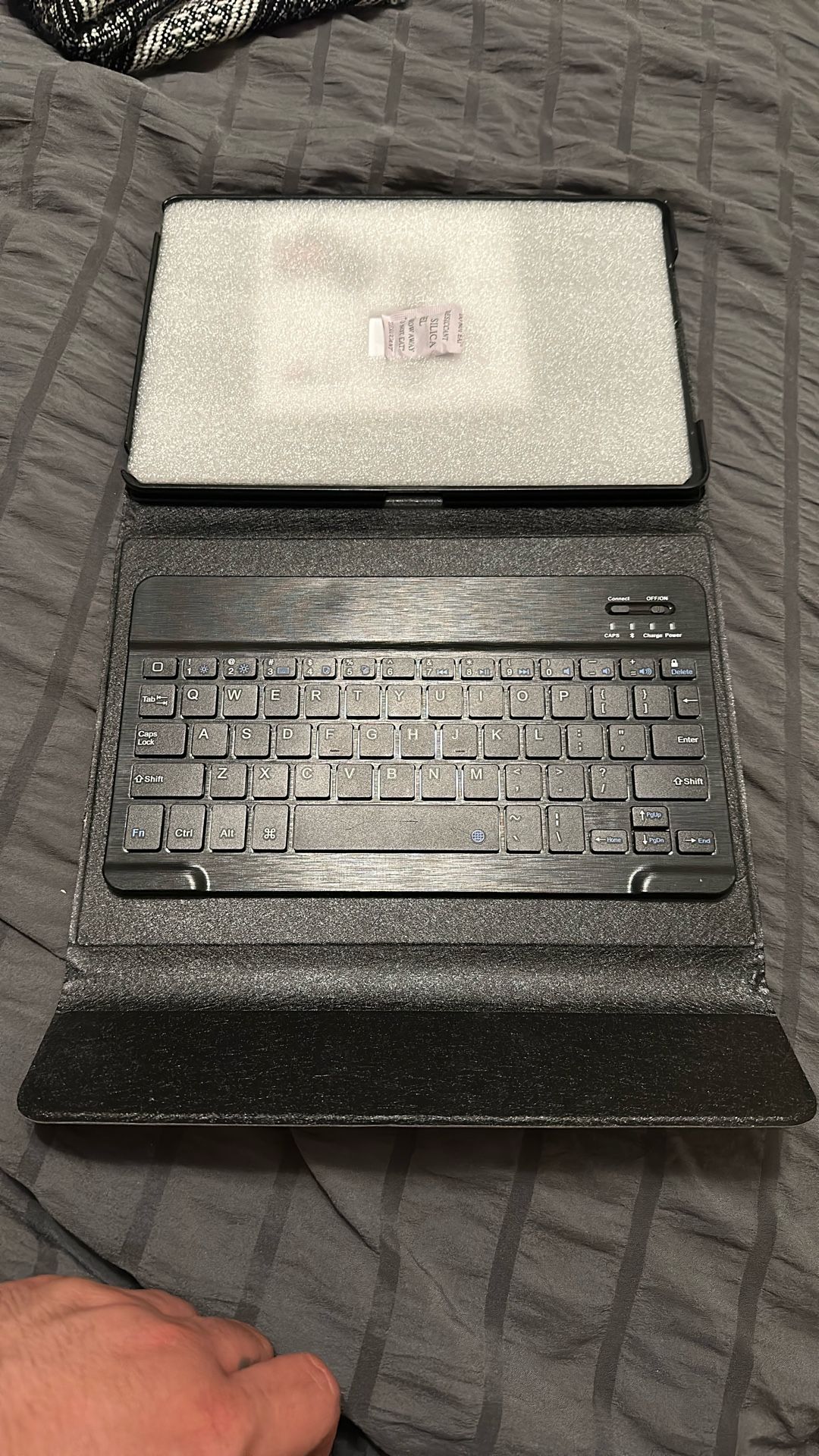 Brand New iPad Case With Bluetooth Keyboard