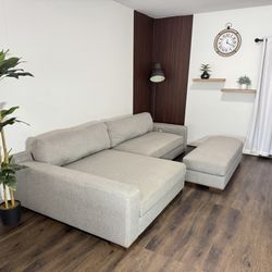 Like New – Oversized Gray Fabric Sectional + Ottoman | USB Ports – Hendley