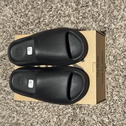 Onyx Yeezy Slide(size 8)