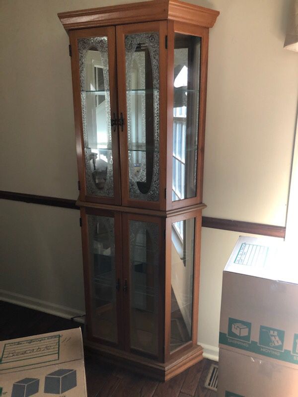 Lighted display cabinet. Excellent condition. Glass shelves.