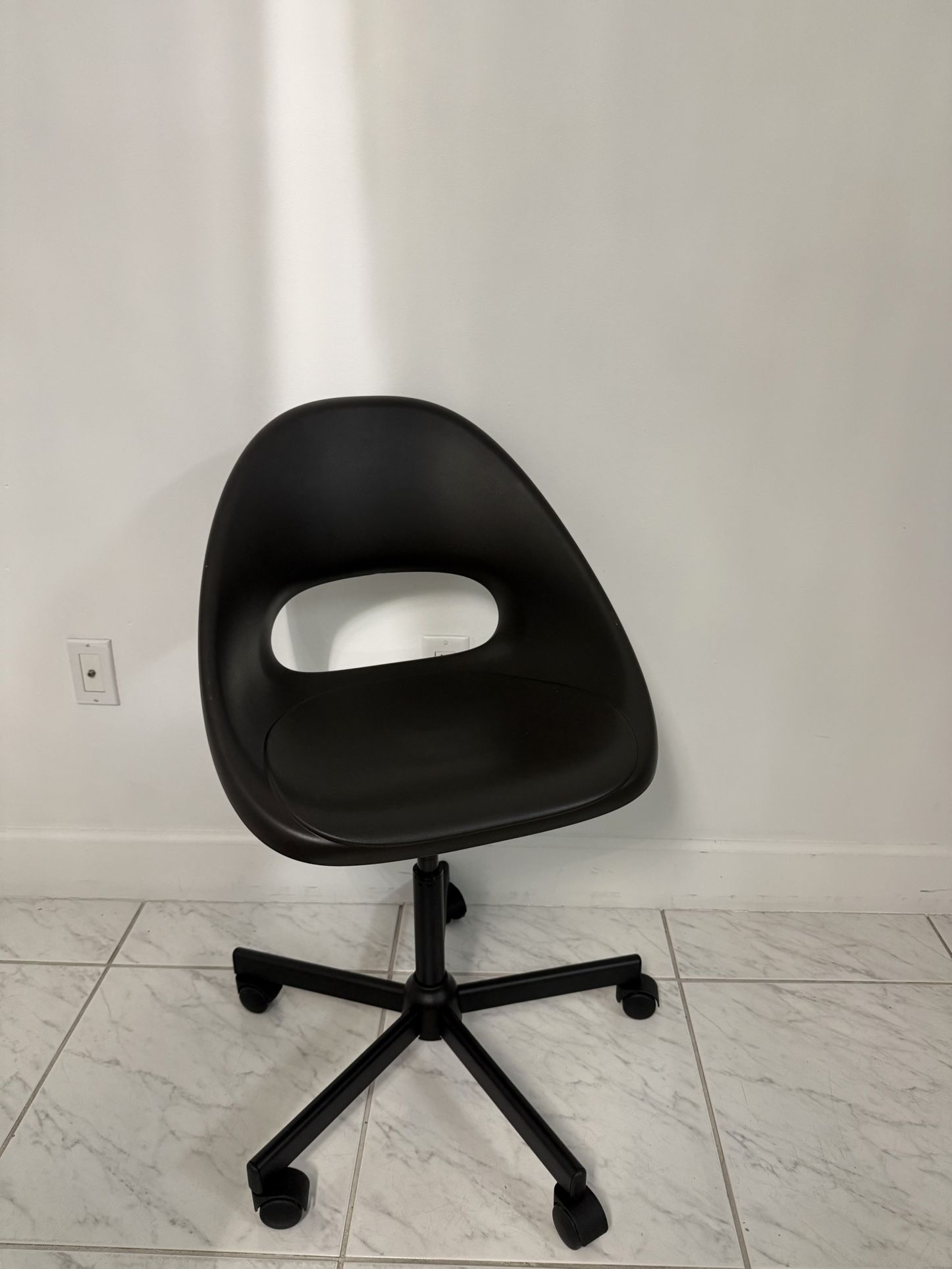 Black office chair 