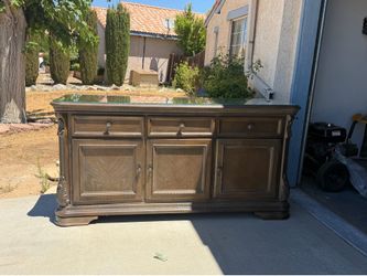 Dinningroom cabinet/dresser