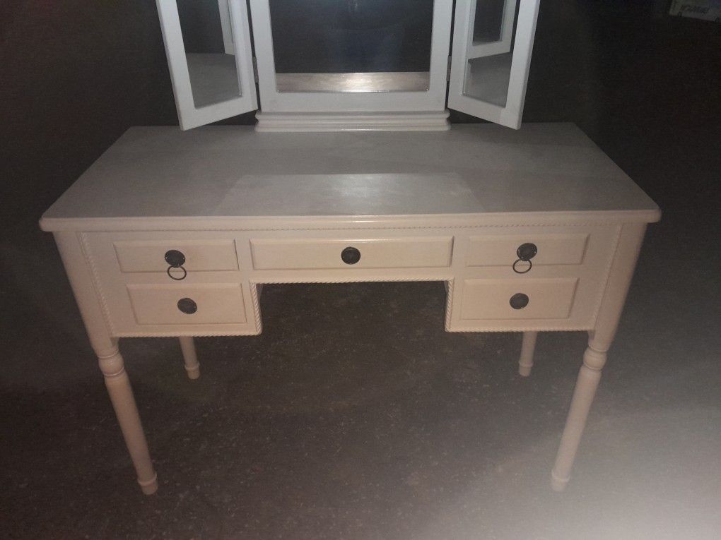 Beautiful Wood White Dressing Table,   Clean, Good Condition.  Priced to Sale! Also Comes With Stool