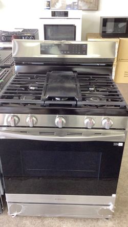 Gas range with air fryer and convection