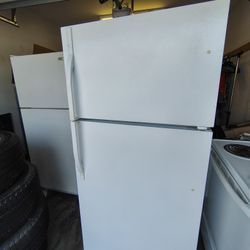 Kenmore Refrigerator with Ice maker 