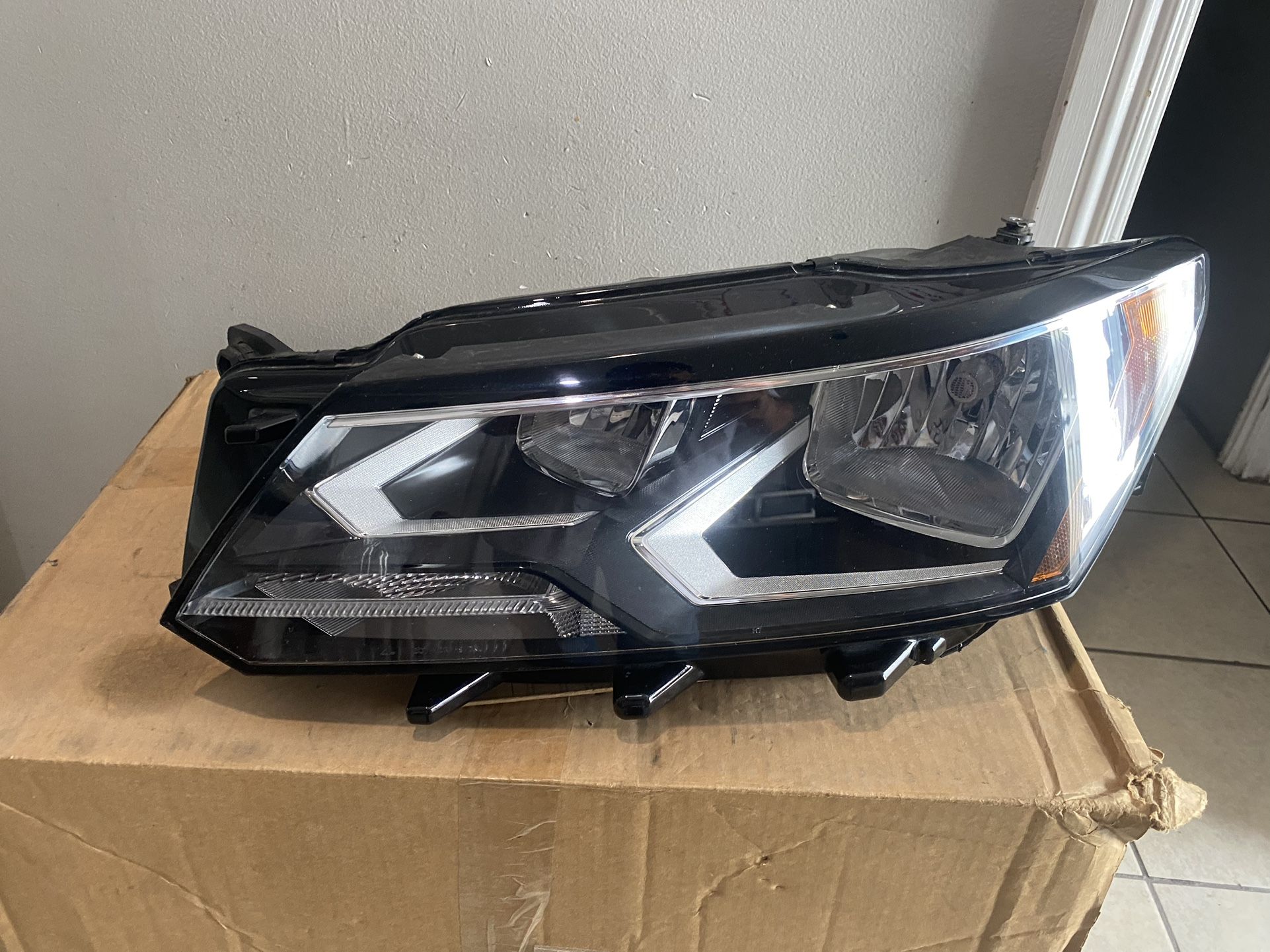 2016-2019 Volkswagen  Passat  Left Headlight 
