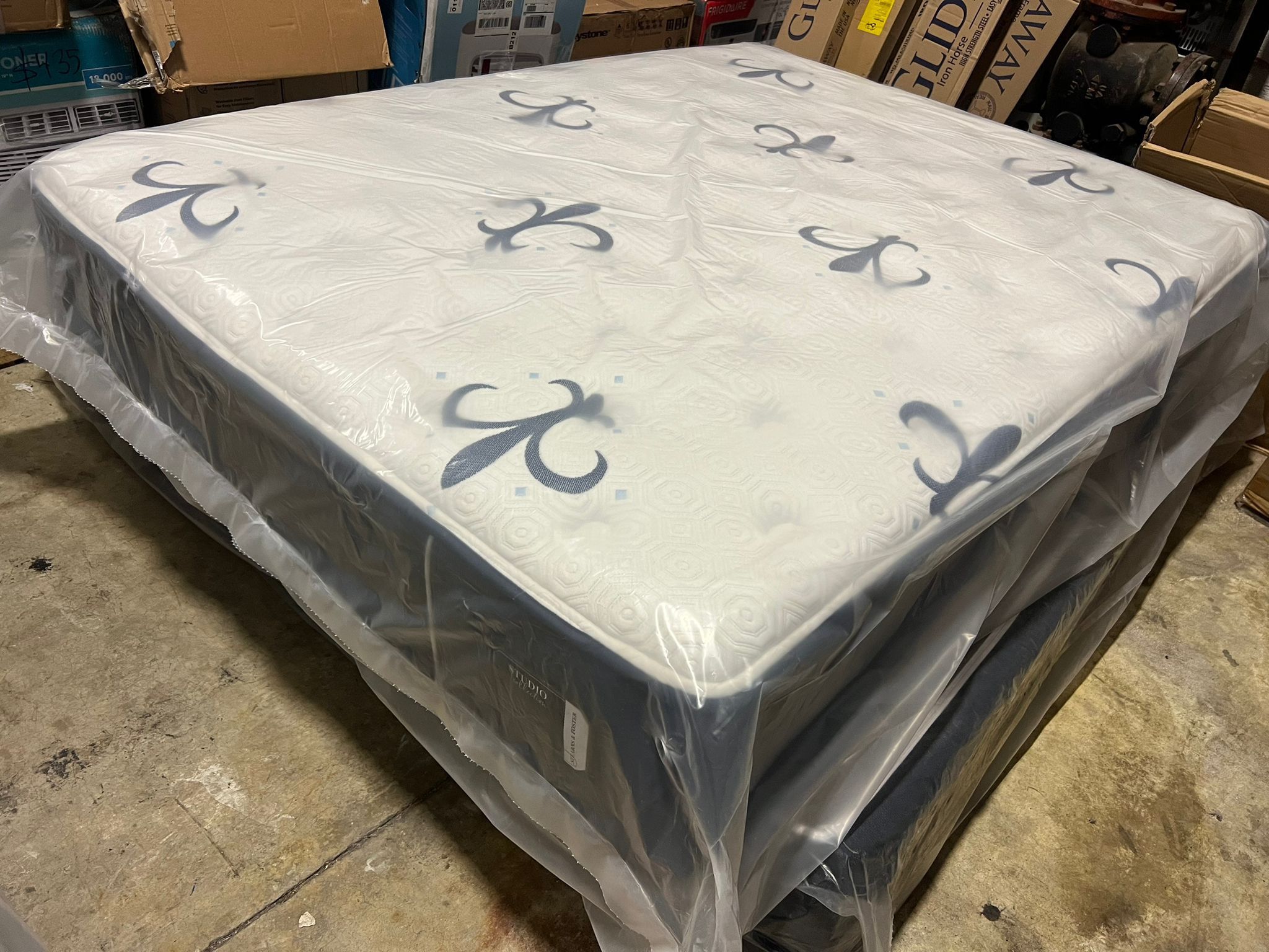 💛⚜️ QUEEN  MATTRESS STEARNS and FOSTER STUDIO COLLECTION  $689 💛⚜️