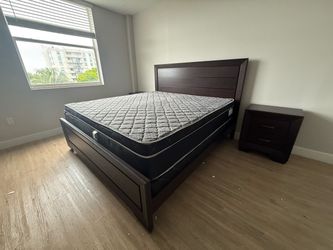 Brand New King Bed with King Mattress and 2 Nightstands / Cama King con Colchon King y 2 Mesas de Noche Nuevo a Estrenar