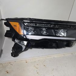 HONDA PILOT OEM RIGHT SIDE HEADLIGHT