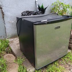Emerson mini refrigerator 