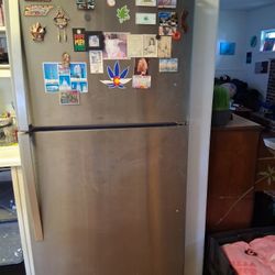 FREE FRIDGE To Fix or For Parts PLEASE COME GET IT...