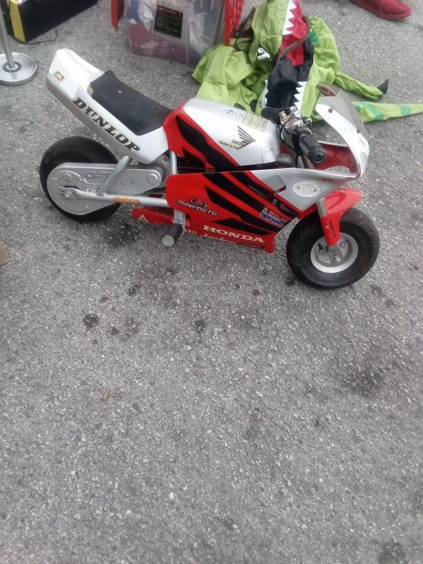 Electric I Don't Have The Plug In Now But It Runs Good And It Works So I Want 80 Bucks For It
