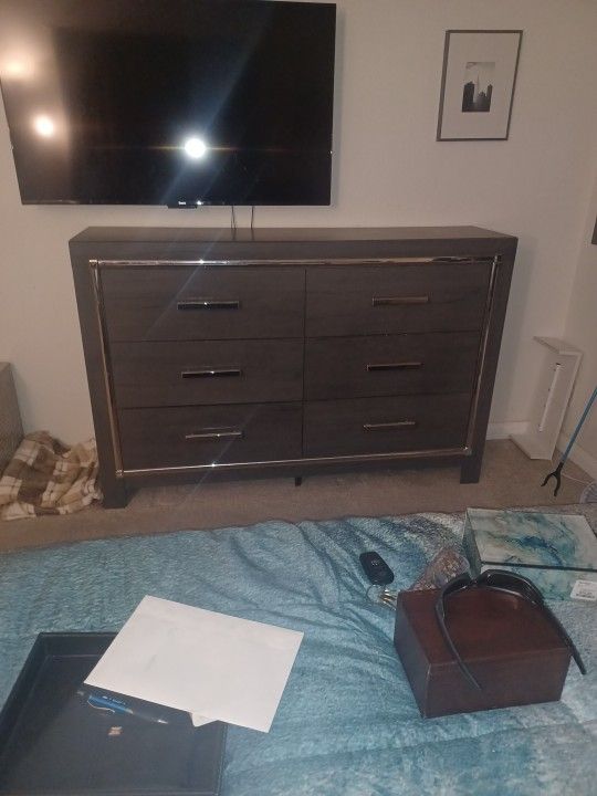 Lodanna Dresser