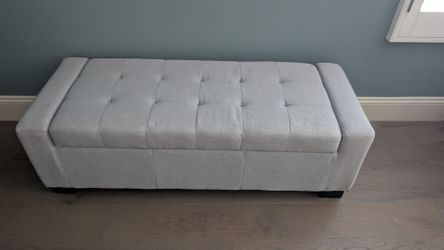 Like new Upholstered Ottoman Bench With Storage