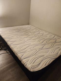 Serta Serta Perfect  Sleeper Medium Firm Queen mattress MAKE a Offer