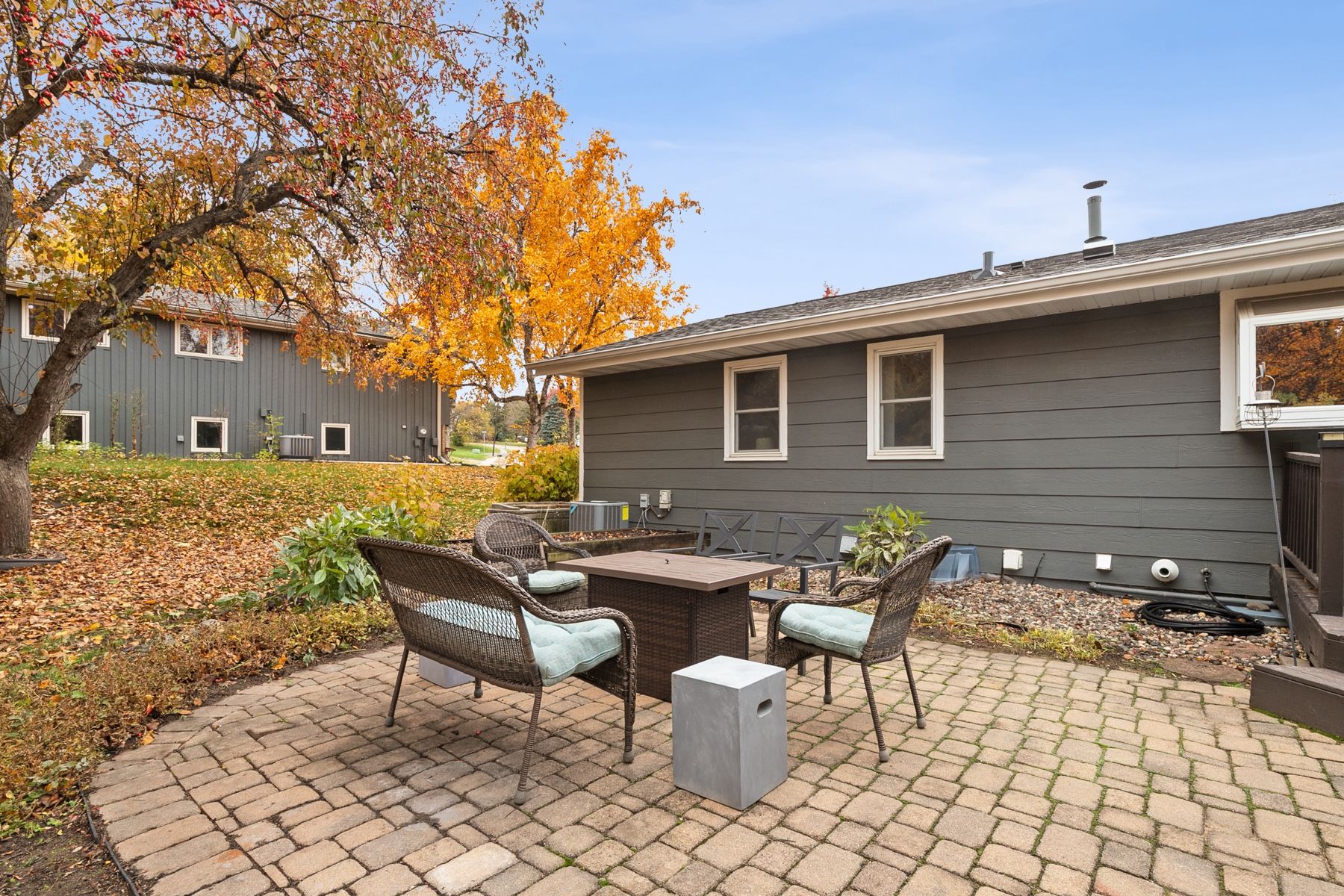 WICKER PATIO CONVERSATION SET + GAS FIRE PIT