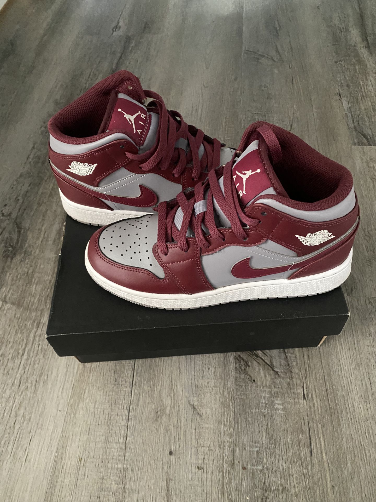 Jordan 1 mid - Size 5