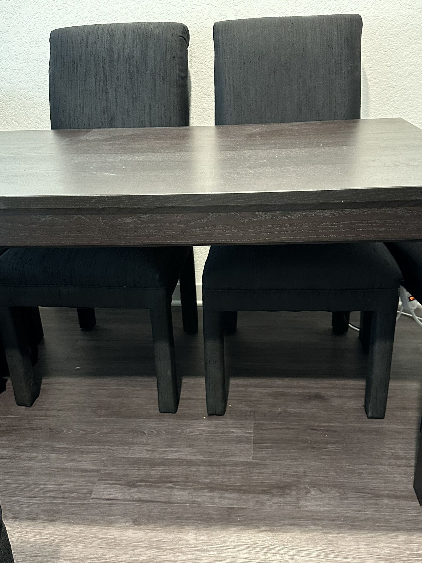 Like new-Dining Set with 4 Chairs with extending table block