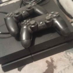 PlayStation 4 And 7 Games And Controllers 2