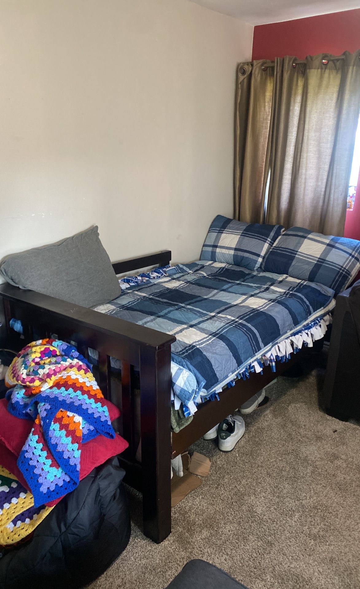 Twin Bed And Queen bed