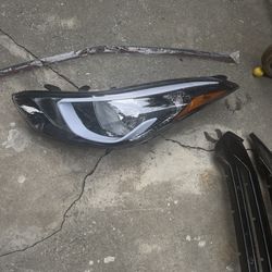 Left Headlight For A Hyundai Elantra
