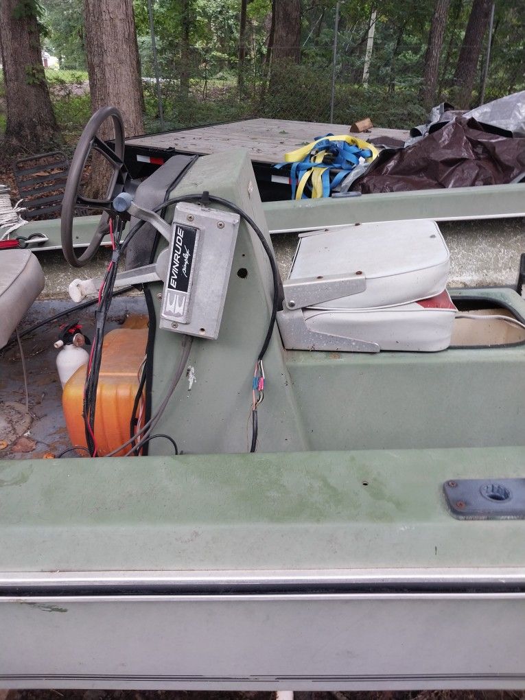 15 Fish & Ski Boat