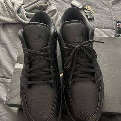 Jordan 1 Low Triple Black