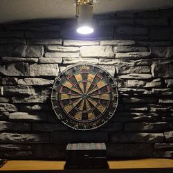DMI CHAMPIONSHIP DARTBOARD w/ 7 sets of Darts