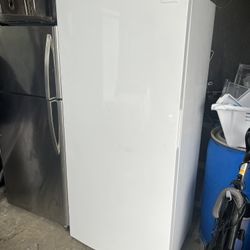 FRIGIDAIRE FREEZER UPRIGHT
