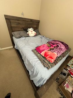 Queen bed and mattress combo PICK UP ONLY ($175) EXCELLENT CONDITION
