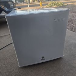 EDGESTAR MINI FRIDGE CLEAN WORKS