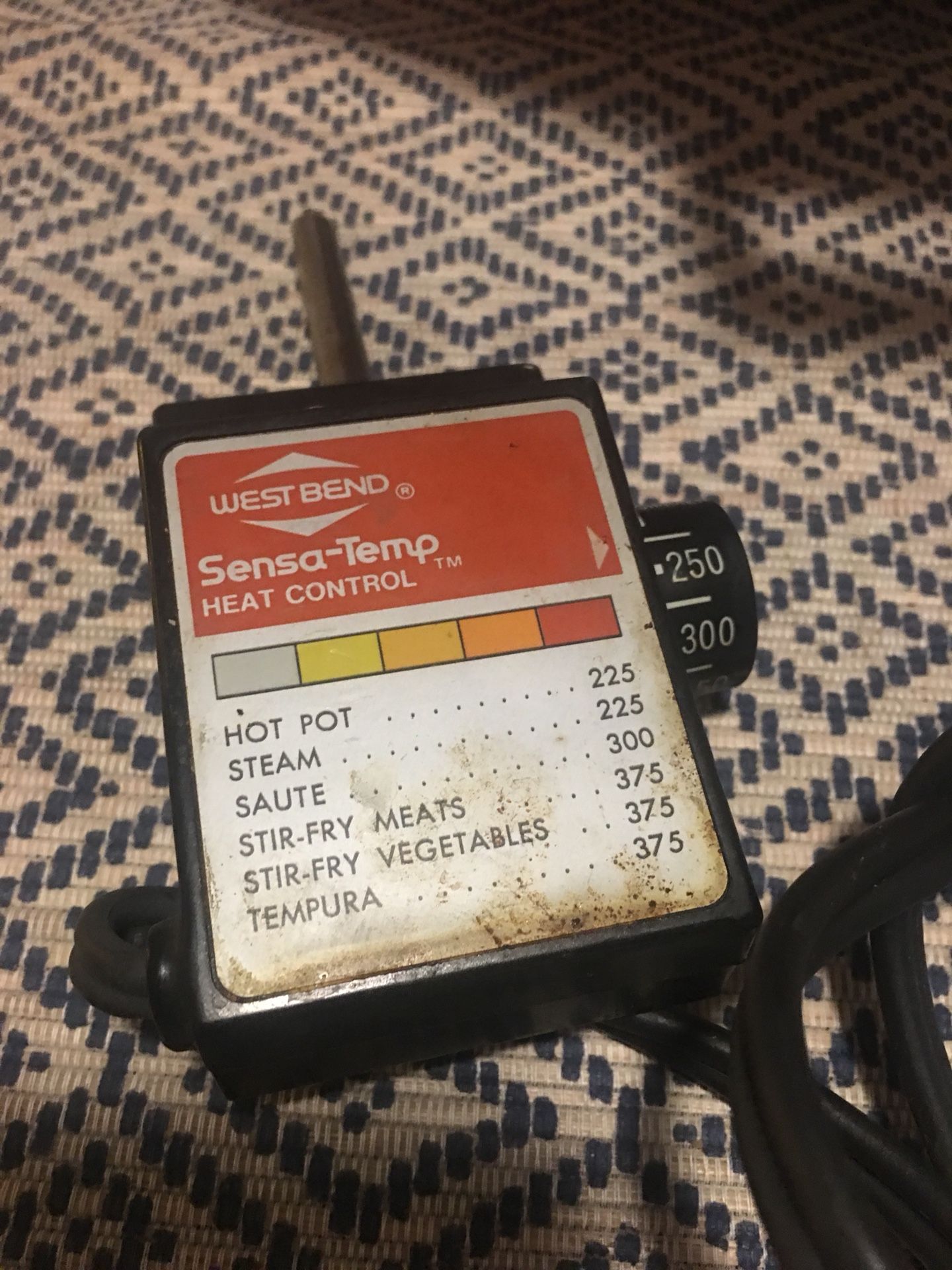Wok ! Sautée your food! plugs in, multiple heat settings: working