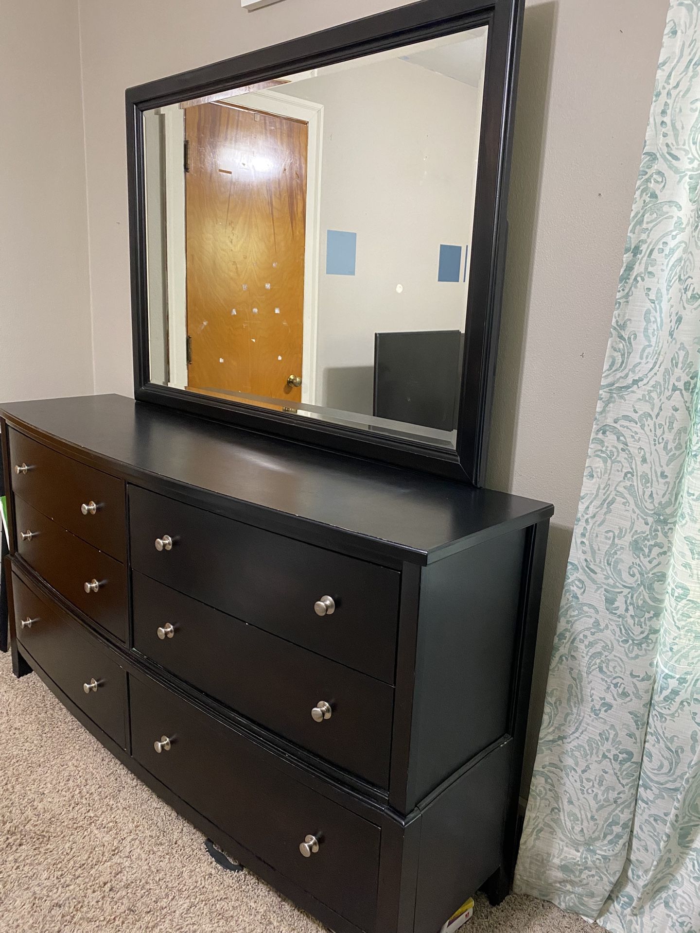 Black dresser with mirror and 6 drawers