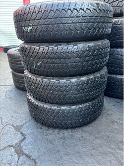 Tengo un Set de llantas en muy buenas condiciones, marca  BRIDGESTONE 245/75R17 instaladas y balanceadas por el mismo precio $240