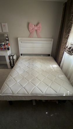 White bed wıthout mattress
